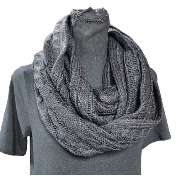 Black Semi Chunky Acrylic Infinity Scarf 32x14 - Picture 2 of 4